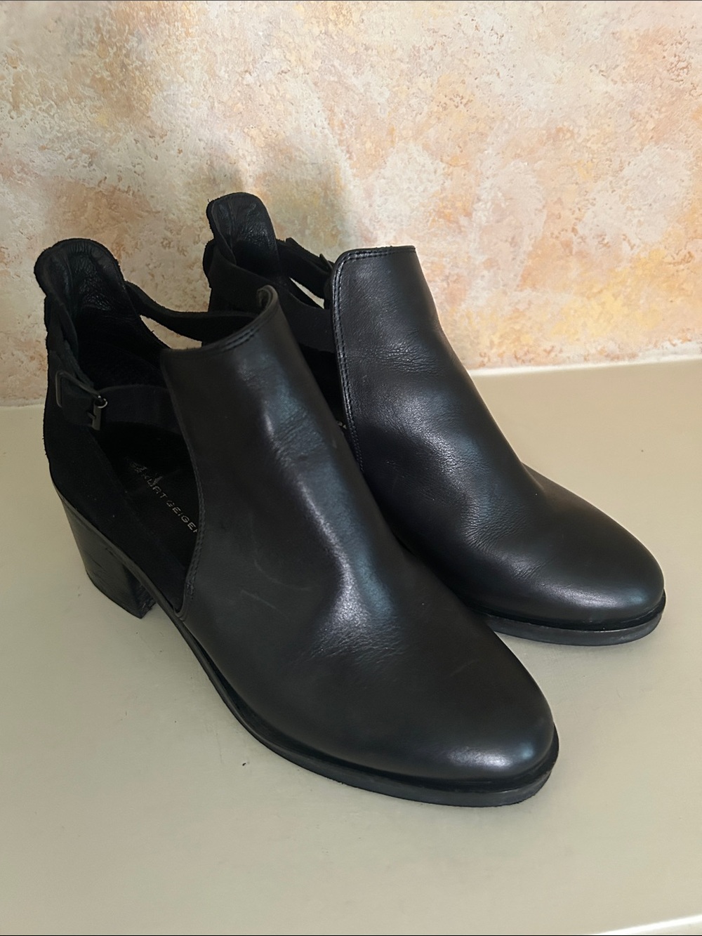 Kurt Geiger Ankle Boot Black Leather Size 8.5/ 39 Adjustable Strap Block Heel